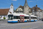 Hess Trolleybus 208, auf der Linie 6, �berquert am 08.05.2026 die Seebr�cke in Luzern.