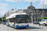 Hess Trolleybus 203, auf der Linie 7, �berquert am 08.05.2026 die Seebr�cke in Luzern.