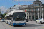 Hess Trolleybus 209, auf der Linie 7, �berquert am 08.05.2026 die Seebr�cke in Luzern.