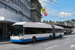 Hess Trolleybus 210, auf der Linie 7, bedient am 08.05.2026 die Haltestelle beim Bahnhof Luzern.