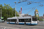 Hess Trolleybus 175, auf der Linie 48, �berquert am 24.07.2026 die Bahnhofbr�cke in Z�rich.