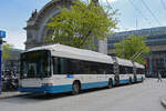 Hess Doppelgelenk Trolleybus 231, auf der Linie 2, wartet am 08.05.2026 an der Haltestelle beim Bahnhof Luzern.