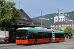 Hess Trolleybus 60, wartet am 08.06.2026 mit der Fahrschule an der Haltestelle beim Bahnhof Biel.