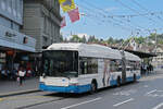 Hess Trolleybus 201, auf der Linie 6, verl�sst am 08.05.2026 die Haltestelle beim Bahnhofplatz in Luzern.