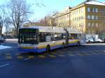 Gelenk Trolleybus Nr 123 bei der einfahrt zur Haltestele vor dem SBB Bahnhof in La Chaux de Fonds am 02.02.2007  ** ( Anschfit nur mit * Hess * an der Front ansonsten Keien weiteren Infos am ganzen Trolleybus zu Finden )