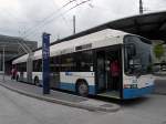 Hess Trolleybus mit der Betriebsnummer 203 wartet am Bahnhof Luzern auf seine Abfahrtszeit.