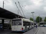 Hess Trolleybus mit der Betriebsnummer 203 wartet am Bahnhof Luzern auf seine Abfahrtszeit.