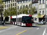 tpf - Hess-Swisstrolleybus Nr.528 unterwegs in der Stadt Fribourg am 09.04.2011