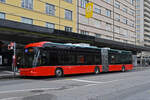Hess Trolleybus 100 wartet am 24.02.2025 mit der Fahrschule an der Haltestelle beim Bahnhof Biel. 