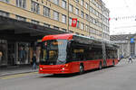 Hess Trolleybus 93, auf der Linie 4, verlässt am 24.02.2025 die Haltestelle beim Bahnhof Biel.