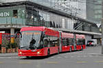 Hess Doppelgelenkbus 43, auf der Linie 20, verlässt die Endstation beim Bahnhof Bern.