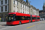 Hess Doppelgelenk Trolleybus 42, auf der Linie 20, überquert am 18.08.2025 den Bubenbergplatz. Aufnahme Bern.