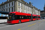 Hess Doppelgelenk Trolleybus 52, auf der Linie 20, überquert am 18.08.2025 den Bubenbergplatz.