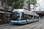 Hess Doppelgelenk Trolleybus 1, auf der Linie 31, fährt am 11.07.2025 durch die Löwenstrasse. Aufnahme Zürich.