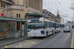 NAW Trolleybus 792 zieht am Bahnhof Lausanne an der Haltestelle vor, nachdem der vorherige Kurs abgefahren ist. 12. März 2016