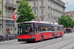 NAW Hess Trolleybus 8, auf der Linie 12, fährt zur Haltestelle beim Bahnhof Bern.