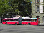 NAW Trolleybus 9, auf der Linie 12, fährt über den Bubenbergplatz.