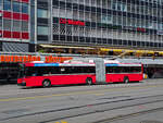 NAW Trolleybus 14, auf der Linie 12, fährt über den Bubenbergplatz.
