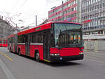 NAW Trolleybus 20, auf der Linie 12, fährt zur Haltestelle beim Bahnhof Bern.