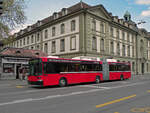 NAW Trolleybus 5, auf der Linie 5, überquert den Bubenbergplatz.