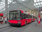 NAW Trolleybus 3, auf der Linie 21, bedient die Haltestelle beim Bahnhof Bern.