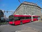 NAW Trolleybus 6, auf der Linie 12, fährt zur Haltestelle beim Bahnhof Bern.