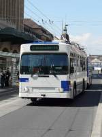 tl - NAW Trolleybus Nr.760 mit Anhnger unterwegs auf der Durchgangsstrasse vor dem SBB Bahnhof in Lausanne am 05.04.2008