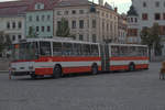 Abgestellt , anläßlich 70 Jahre Obus-Betrieb Jihlava, auf dem Masarykovo náměsti, dieser Skoda Gelenkbus, in den Fenstern Bilder einer Ausstellung zum O-Busbetrieb Jihlava.