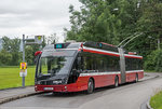 Salzburg Solaris Trollino 18 MetroStyle Wagen 332 als Linie 5 in der Birkensiedlung, 12.06.2016.