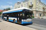 Etwas schräg steht dieser O-Bus in Debrecen in der Bushaltestelle, 26.6.2016