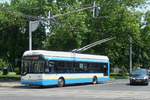 Leitungsgewirr: Die Oberleitung des O-Busses kreuzt sich mit der der Straßenbahn vor dem Bahnhof in Debrecen, 26.6.2016