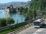 Drei Verkehrsmittel vereint: Schiff, Bahn und Trolleybus und all das vor der hervorragenden Kulisse von Chillon.