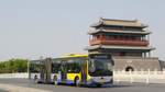 Ein Jinghua BK6150K 16m-Gelenkbus bei Yongding Tür in Peking  02/11/2017