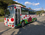 Hino Liesse Bus 582 von Shikoku Kisen Kaisha, Naoshima am 27.