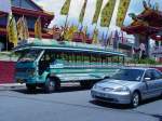 Am 12.04.2006 wartet dieser ISUZU-Bus, wie er häufig in Thailand zu finden ist, wenn auch nicht ganz so gepflegt, in Phuket auf die Fahrgäste, die er zuvor zum Tempel gebracht hat.