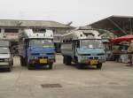 Am Busbahnhof in Lamplaimat/Thailand stehen diese beiden zu Bussen umgebaute ISUZU Lkw. Diese Busse bringen Landbewohner in die Städte, wo sie ihre landwirtschaftlichen Erzeugnisse verkaufen, das für den täglichen Bedarf Notwendige einkaufen und danach wieder in ihre Dörfer zurückkehren (05.07.2009) 