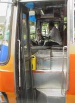 Am 07.07.2009 - Blick in einen Bus, der im kurzen Zwischenstadtverkehr in Thailand eingesetzt wird (ca. bis zu 50 km), ohne Klimaanlage und innen liegendem Frontmotor. Entsprechend eng mit hohen Stufen ist der Eingang fr die Buspassagiere. Gesehen in der Provinzhauptstadt Buri Ram.