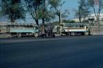 Zwei zu Omnibussen umgebaute Klein-Lkw in Bangkok im Jahr 1981