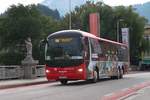 MAN Lion's Regio M-RV 7244 von DB Oberbayernbus in der Beklebung des  Mozart-Express  passiert als Schienenersatzverkehr nach Raubling die Statue des Brückenheiligen Nepomuk an der Innbrücke