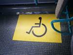 Neu ab 2018: Rollstuhlplatz-Kennzeichnung eines neuen Mercedes Citaro III der Neubrandenburger Verkehrsbetriebe in Neubrandenburg am 17.04.2018