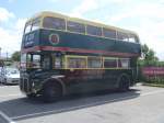 AEC Routemaster von 1965. Mit diesem ausgedienten Bus von London-Transport werden im Ort Llan-fair-pwll-gwyn-gyll-goger-y-chwyrn-drobwll--llan-tysilio-gogo-goch/Wales, Rundfahrten für Touristen angeboten.
