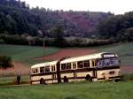 Luxemburg, Lamadelaine,  Henschel HS 160 USL-G Gelenkbus. Dieser Bus bringt auf schmalen Wegen die Fahrgäste der Museumsbahn Fond-de-Gras zum ehemaligen Terminus  Fuussbësch . Scan eines Dias aus dem Jahr 1976.