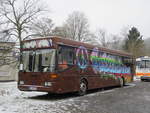 Mercedes-Benz O 405 (Kfz-Kennzeichen ME-WQ 520) der Evangelischen Kirchengemeinde Nierenhof, Velbert (Kreis Mettmann). Dieser Bus (Baujahr 1987) war ursprünglich bei der Verkehr und Wasser GmbH (VWG), Oldenburg im Einsatz.
Zweitbesitzer war die Firma Hanekamp Busreisen GmbH aus Cloppenburg. Aufgenommen am 17.03.2018. Ort: Velbert-Nierenhof, Kohlenstraße.