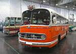 Mercedes Benz O321 H aus dem Jahr 1956. Die im Jahr 1954 vorgestellte Omnibus-Baureihe O321 war in etlichen Versionen lieferbar. So gab es Versionen als Stadt- bzw. Linienbusse, Überlandlinienbusse und natürlich die exclusiver bestuhlten Reisebusse. Hier habe wir einen O321 H, also einen Reisebus. Der Fahrgastraum bietet 32 Sitzplätze. Er wird von einem Sechszylinderreihendieselmotor angetrieben, der aus einem Hubraum von 5104 cm³ eine Leistung von 126 PS an die Hinterachse weiter gibt. Die Höchstgeschwindigkeit wurde damals mit 86 km/h angegeben. Retro-Classics Essen am 09.03.2026.