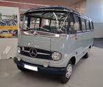 Mercedes Benz O319 Luxus-Reisebus aus dem Jahr 1965. Im August 1956 brachte Mercedes Benz mit der Neukonstruktion O319 ein eigenes Modell f�r den Transport kleinerer Personengruppen auf den Markt. Neben der Normalausf�hrung gab es den gezeigten O319 Luxus-Reisebus. Er war f�r nur maximal zehn Fahrg�ste ausgelegt, die auf luxuri�seren Sitzen mit gr��erer Beinfreiheit Platz nehmen konnten. Zus�tzlich konnte die Umgebung durch die Dachrandverglasung und ein serienm��iges Faltschiebedach besser betrachtet werden. Der Busunternehmer konnte zwischen zwei Motorisierungen w�hlen: Vierzylinderreihendieselmotor mit einem Hubraum von 1767 cm� und einer Leistung von 43 PS oder einem Vierzylinderreihenbenzinmotor mit einem Hubraum von 1897 cm� und einer Leistung von 65 PS. Techno Classica Salon am 25.09.2026 in Dortmund. 