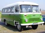 Ein grüner Robur-Bus.