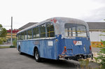 Alter, leider nicht gut erhaltener Saurer Bus steht hinter dem Tramdepot im Dreispitz.