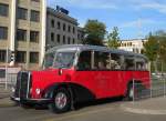 Schöner Saurer Oldtimer Bus aus dem Jahre 1950 fährt zur Dreirosenbrücke.