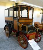 Daimler Bus, englischer Oldtimer-Bus von 1899, die englische Firma nutzte die deutschen Patente von Gottlieb Daimler, ausgestellt im Automobilmuseum Mülhausen(Mulhouse), Nov.2013
