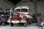 Dieser alte PRAGA Bus steht fahrbereit im alten E-Werk im Museums Terrain von Mladejov na Morave.